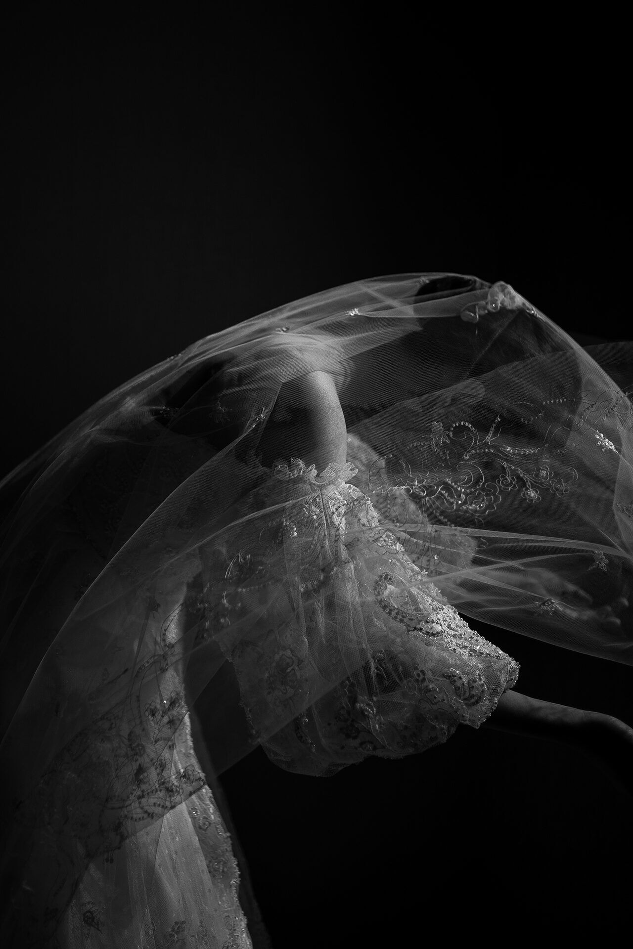 Sve što treba da znate o editorial wedding fotografiji 10 Crno-bela fotografija mlade na dan venčanja u editorial stilu.