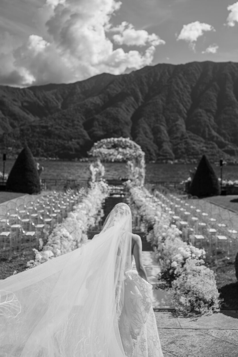 Sve što treba da znate o editorial wedding fotografiji 13 Crno-bela fotografija mlade koja trči u editorial stilu.