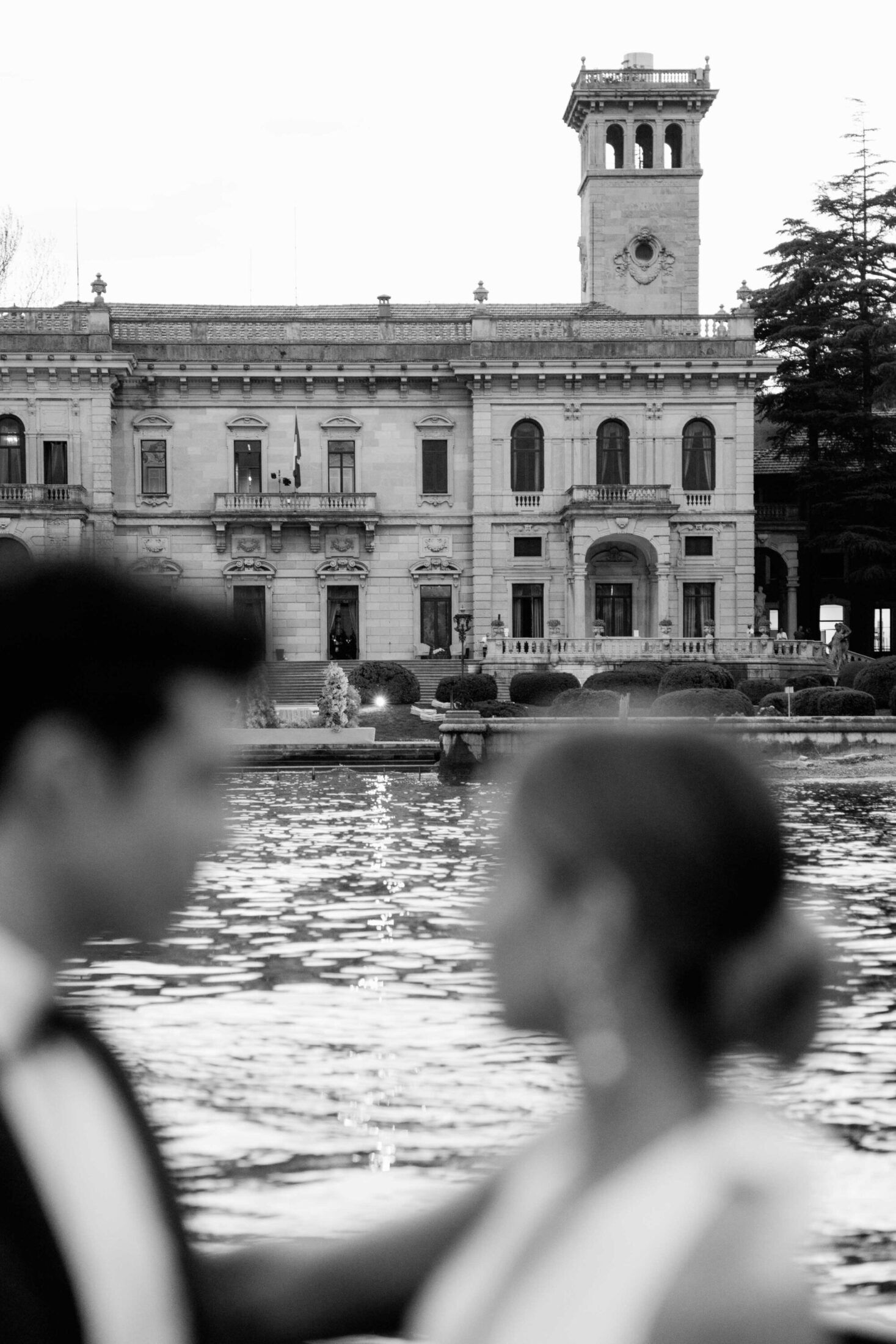 Sve što treba da znate o editorial wedding fotografiji 2 Crno bela fotografija mladenaca na dan venčanja na jezeru Komo u Italiji.