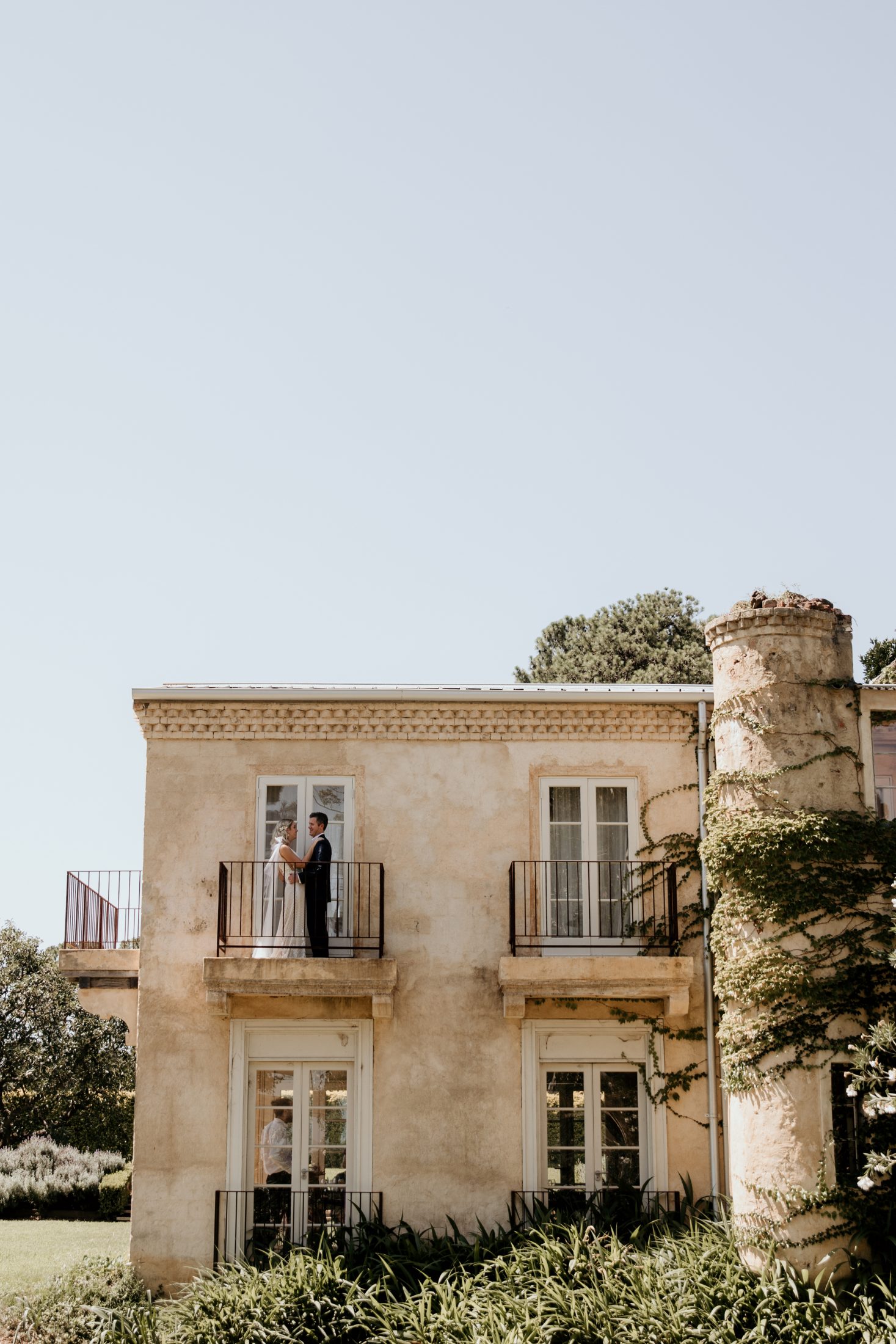 Sve što treba da znate o editorial wedding fotografiji 14 Fotografija mladenaca na terasi Italijanske vile.