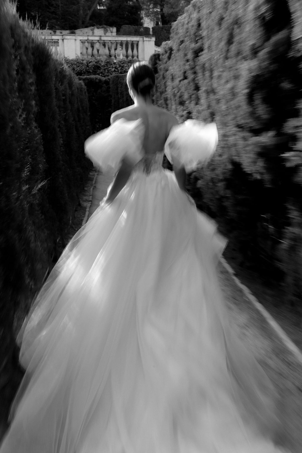 Sve što treba da znate o editorial wedding fotografiji 3 Crno-bela fotografija mlade koja trči.