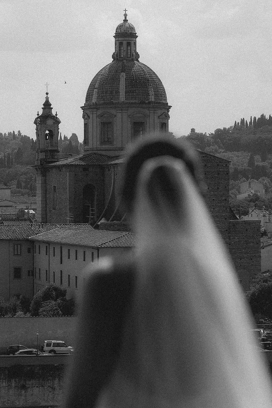 Sve što treba da znate o editorial wedding fotografiji 11 Black and white photo of a bride looking at the church dome.