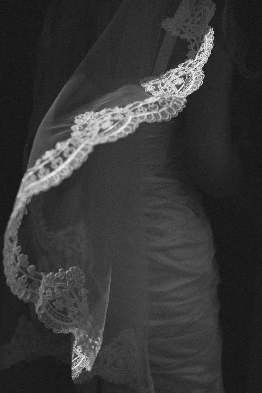 Sve što treba da znate o editorial wedding fotografiji 4 Editorial crno-bela fotografija čipkanog vela.