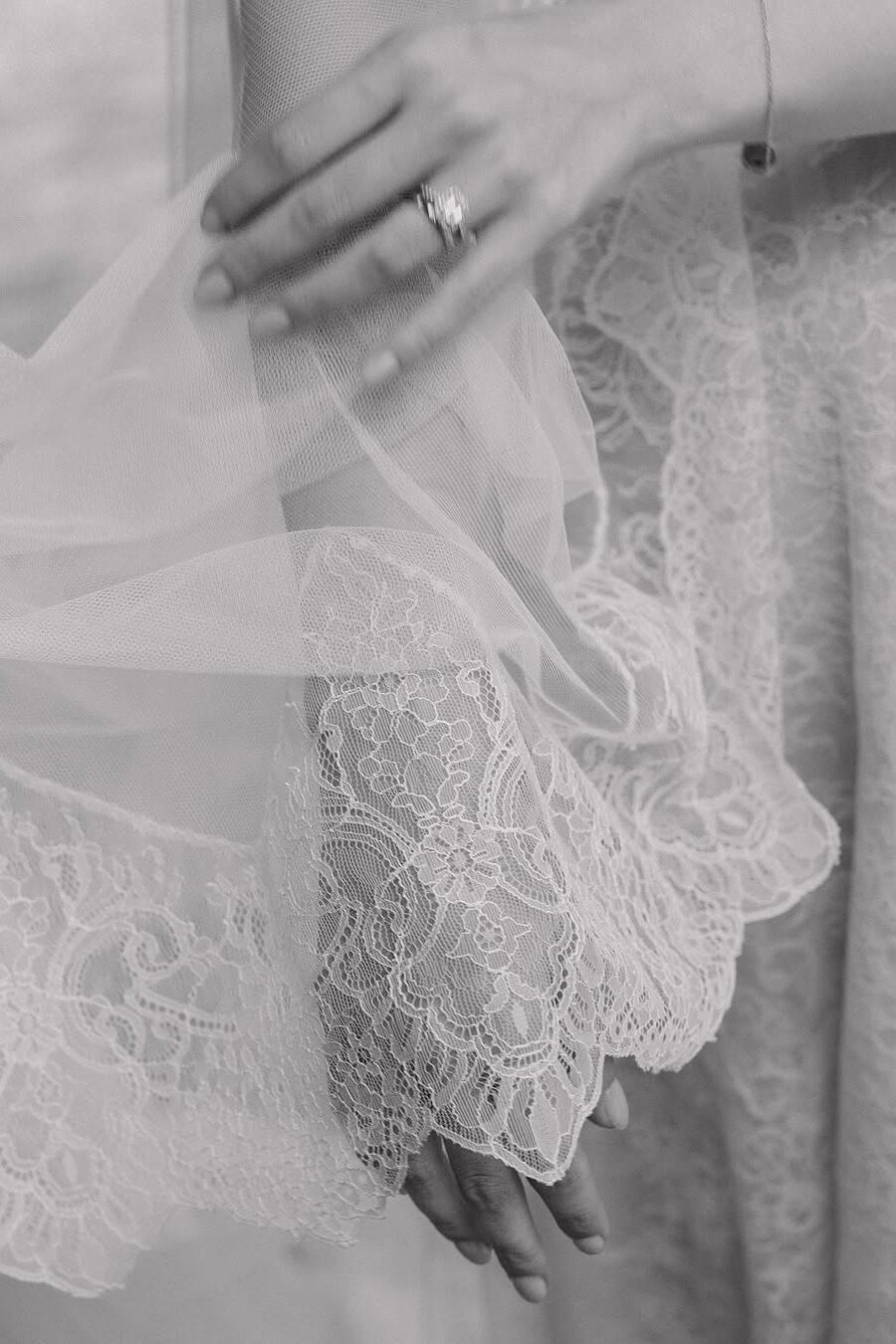 Sve što treba da znate o editorial wedding fotografiji 15 Editorial fotografija mladinih ruku sa prstenom i čipkanog vela.