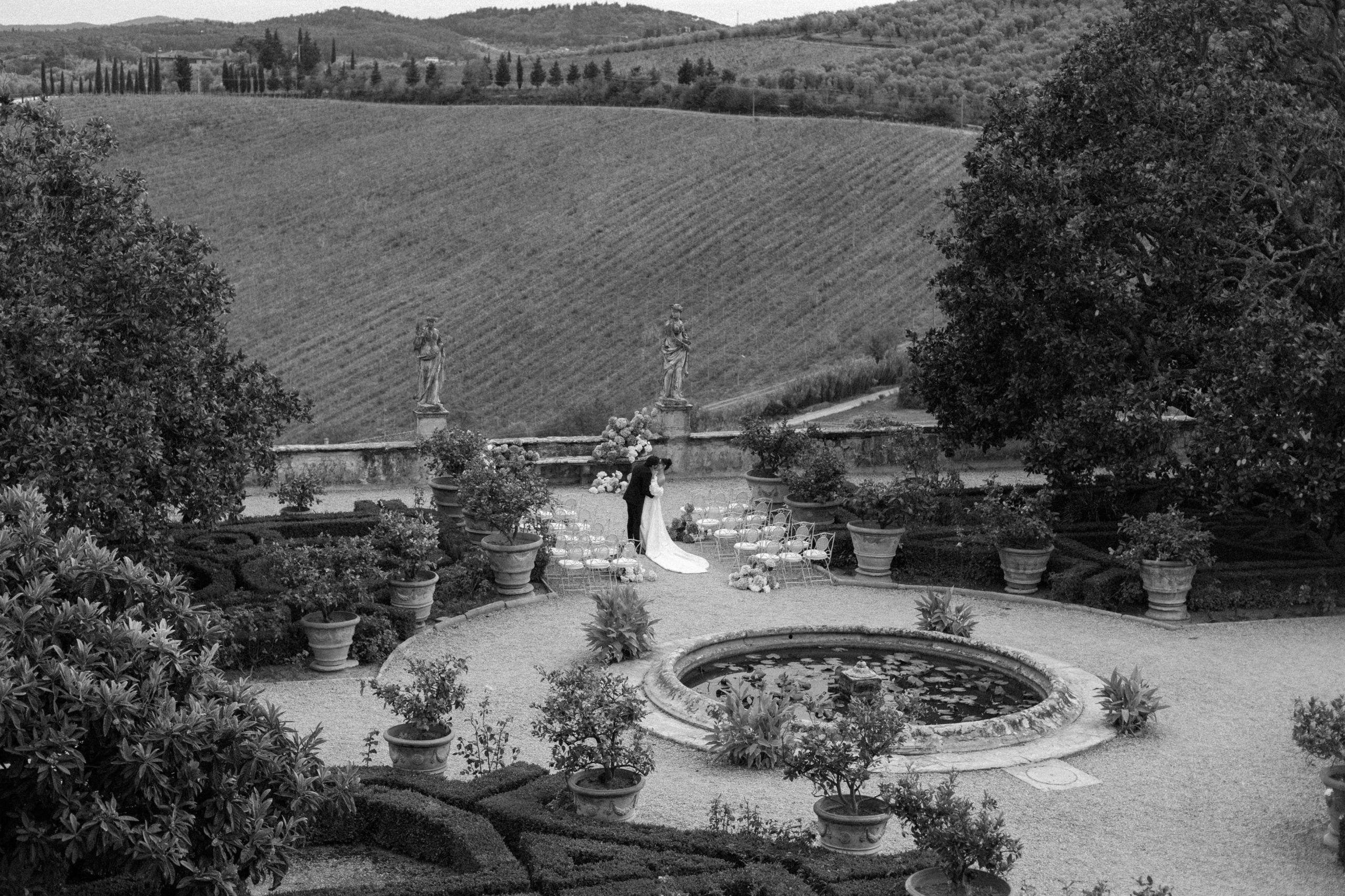 Sve što treba da znate o editorial wedding fotografiji 8 Editorial fotografija mladenaca u parku u Toskani, crno-bela i u filmskom stilu.
