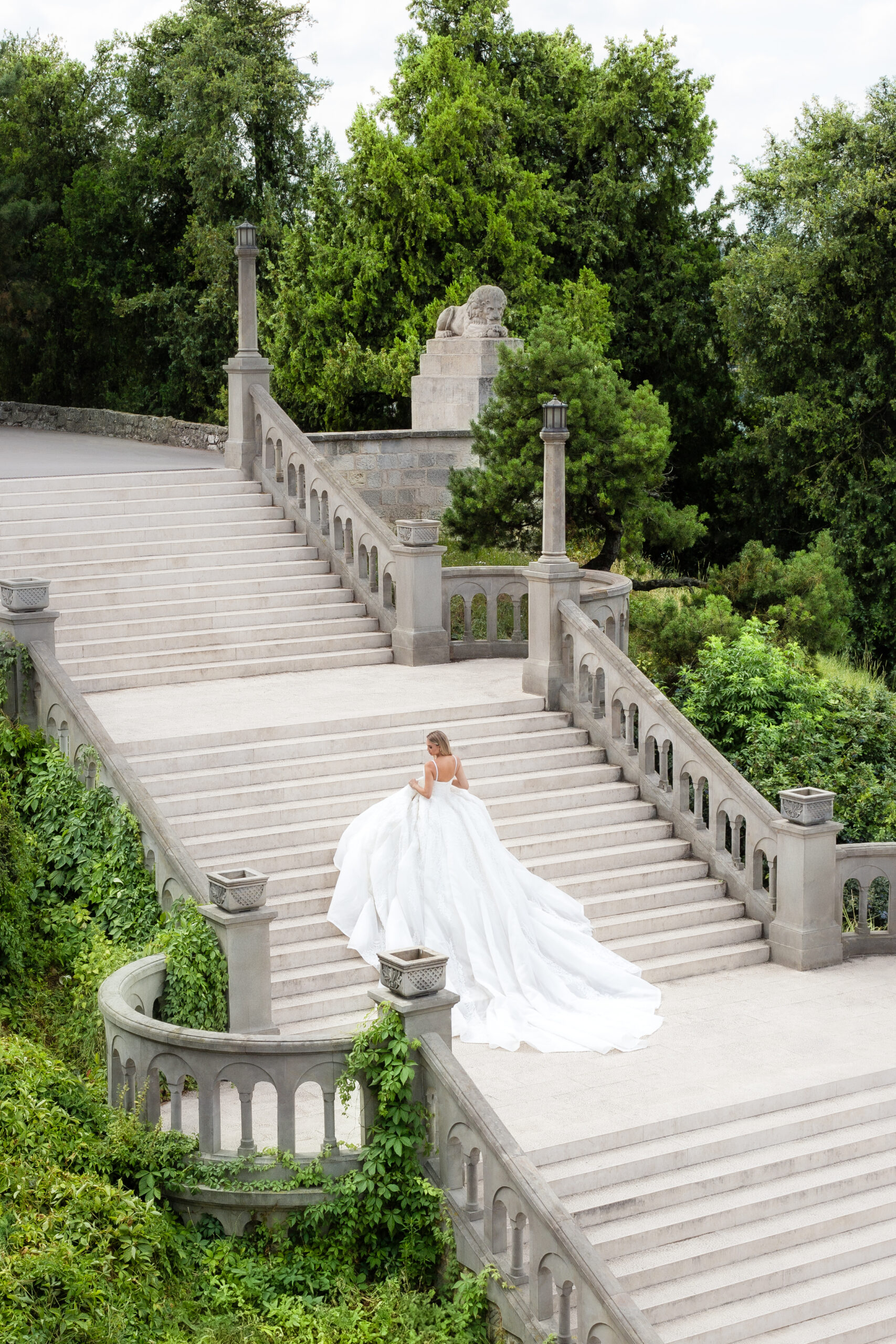Editorial fotografija mlade u predivnoj princess venčanici, na Velikom stepeništu na Kalemegdanu
