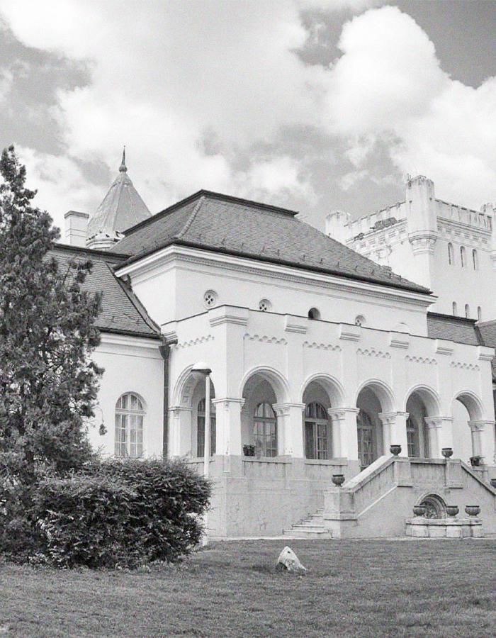 5 Wedding Venues in Serbia That Are Perfect For Your Editorial-Style Wedding 9 Crno bela fotografija Dvorca Fantast u Bečeju.