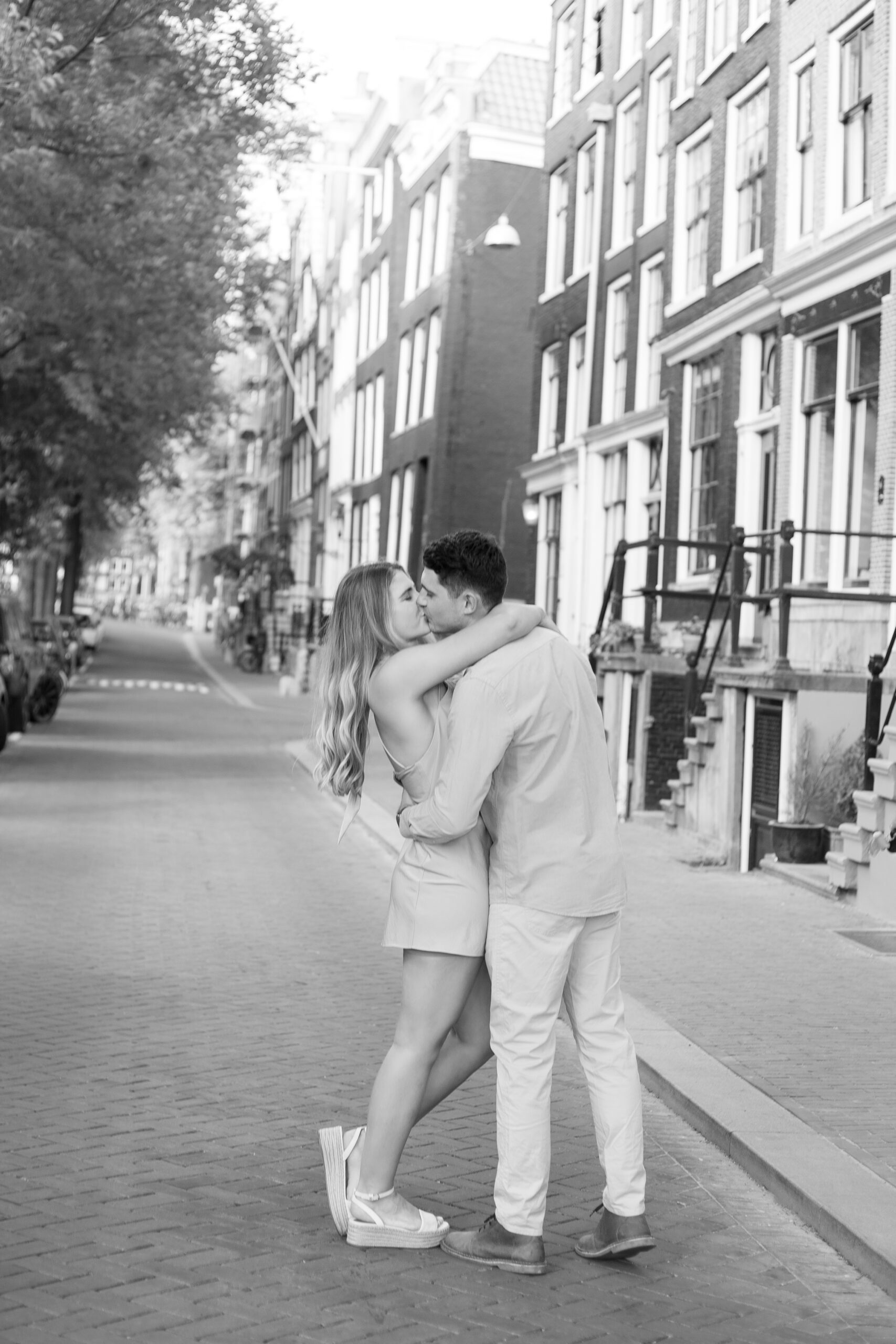 Couple Photoshoot in Amsterdam: A Romantic Escape Captured in Editorial Style 14 Couple kissing on a street in Amsterdam