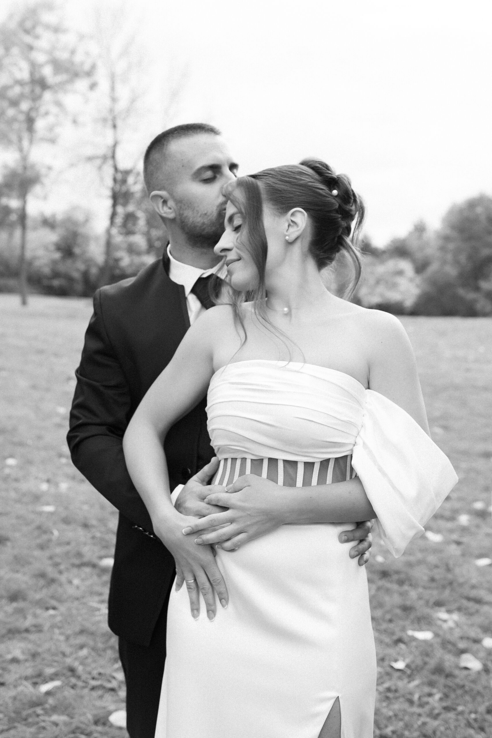 Mlada I mladoženja na dan venčanja - venčani portreti u Šumaricama u Kragujevcu