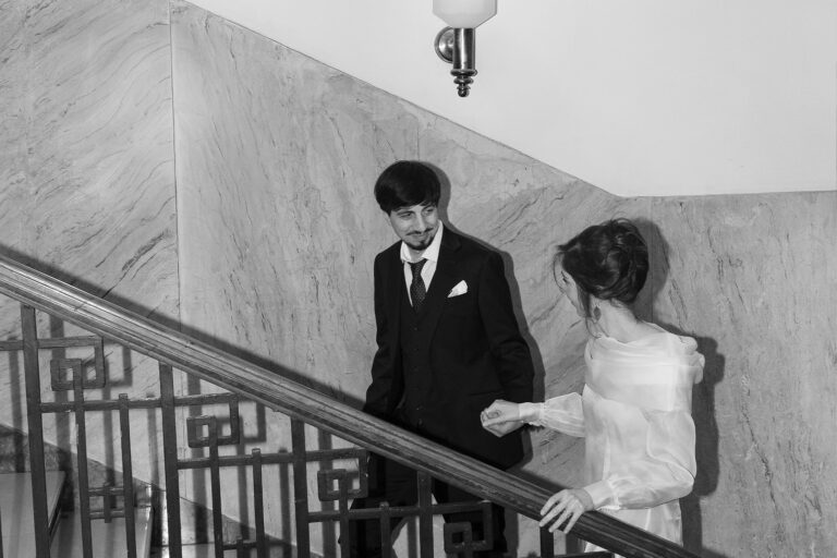 Mlada i mladoženja hodaju uz stepenice u Kolarčevoj zadužbini, editorial wedding fotografija sa naglaskom na prostor i pokret.