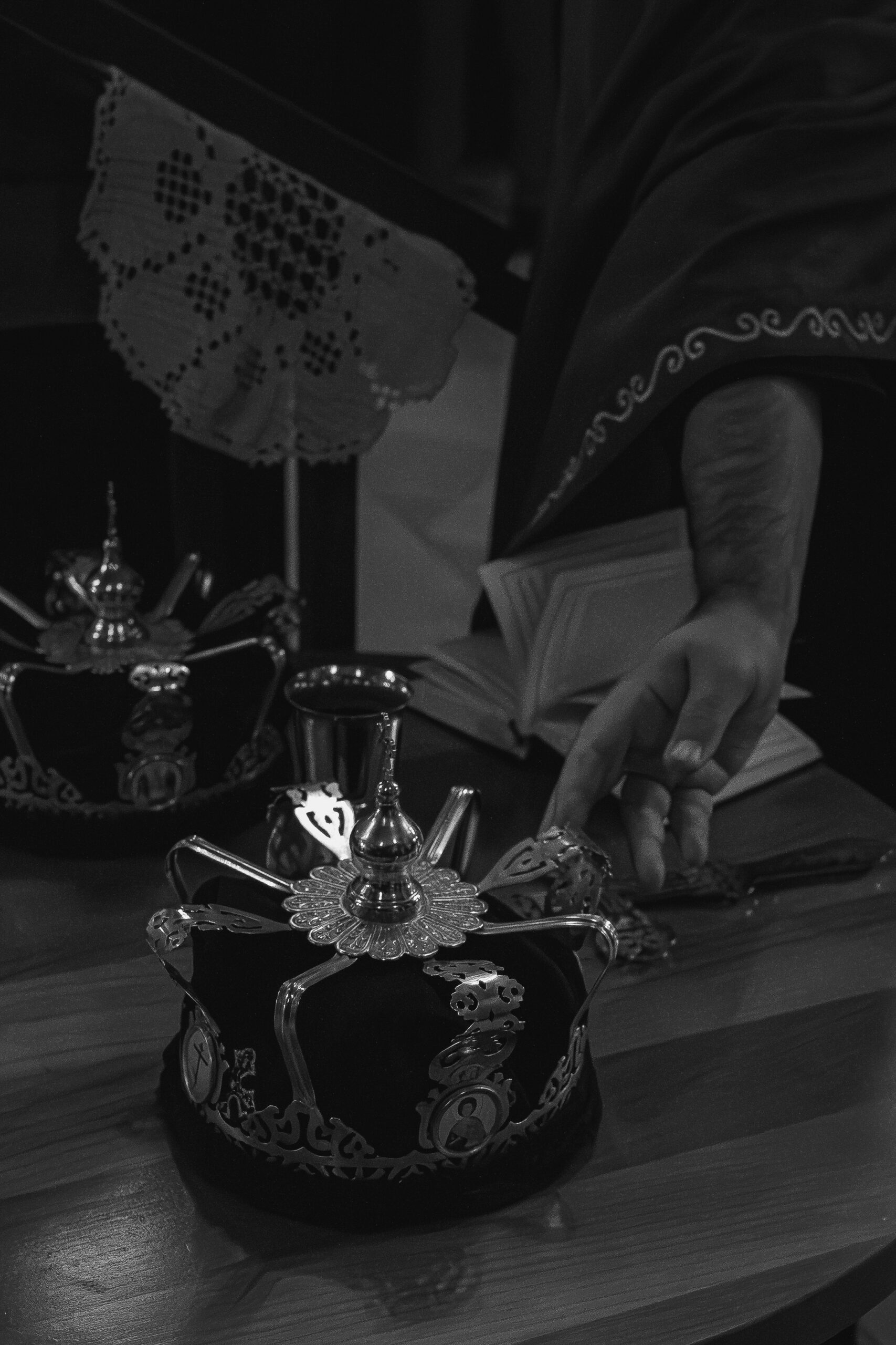 Pravoslavna svadbena kruna položena na sto u crkvi, detalj crkvenog venčanja u Vaznesenjskoj crkvi u Beogradu, simbol pravoslavnog braka