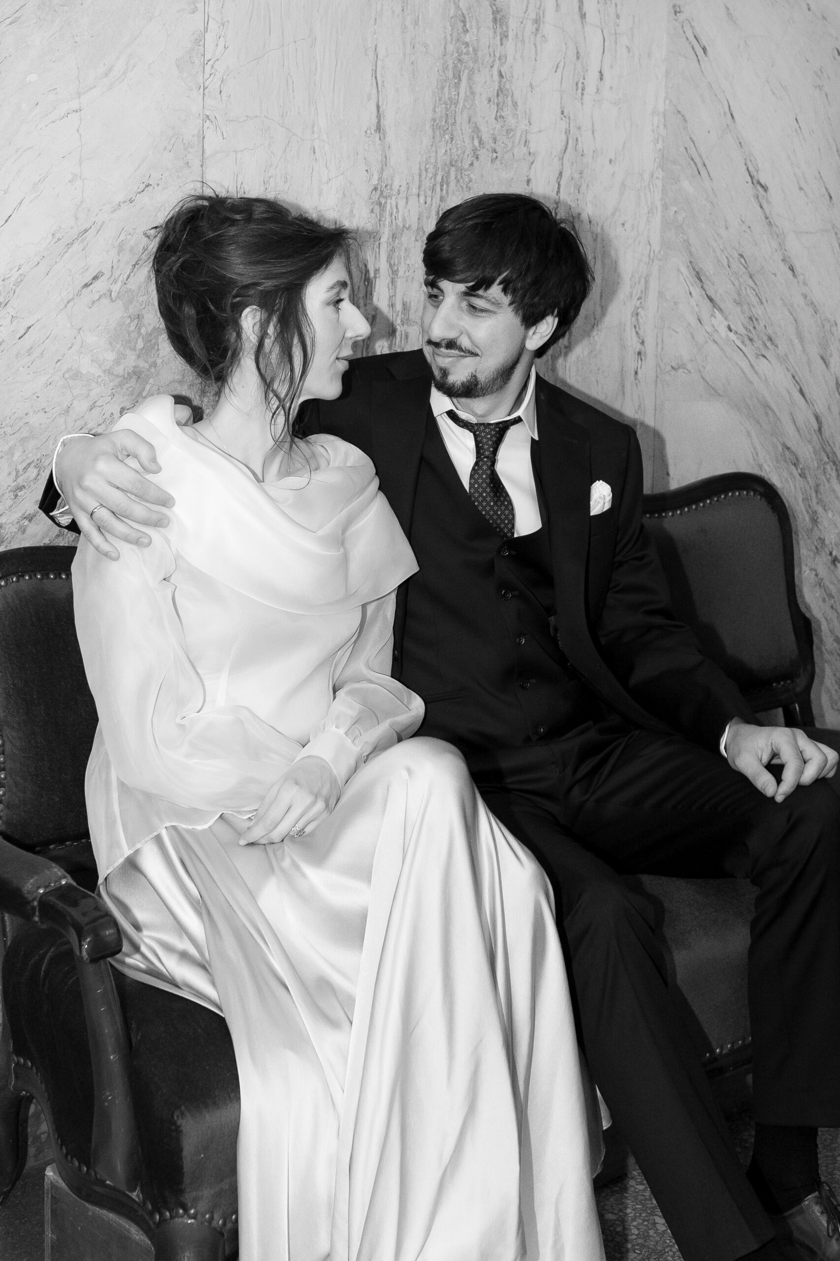 Portret mladenaca na sofi u Kolarcu, bezvremenska crno-bela post-wedding fotografija sa editorial pristupom.