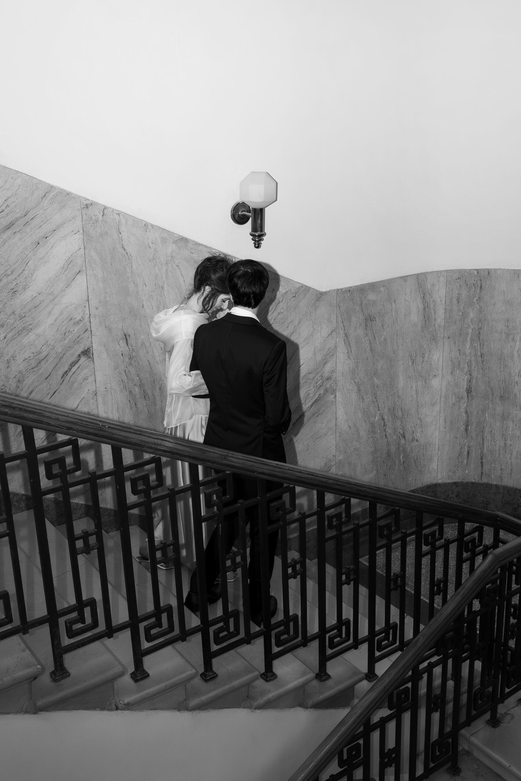 Mlada i mladoženja hodaju niz stepenice u Kolarčevoj zadužbini, editorial wedding fotografija sa naglaskom na prostor i pokret.