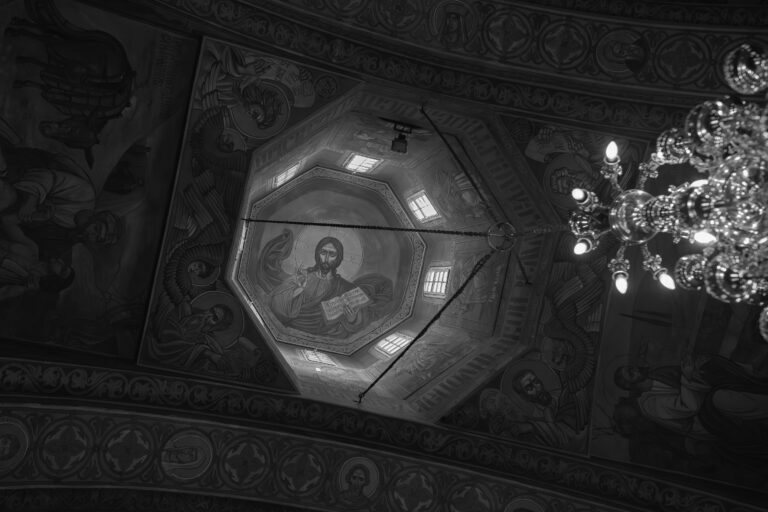 Kupola Vaznesenjske crkve sa freskom Hrista Pantokratora, crno-bela umetnička fotografija enterijera pravoslavne crkve u Beogradu