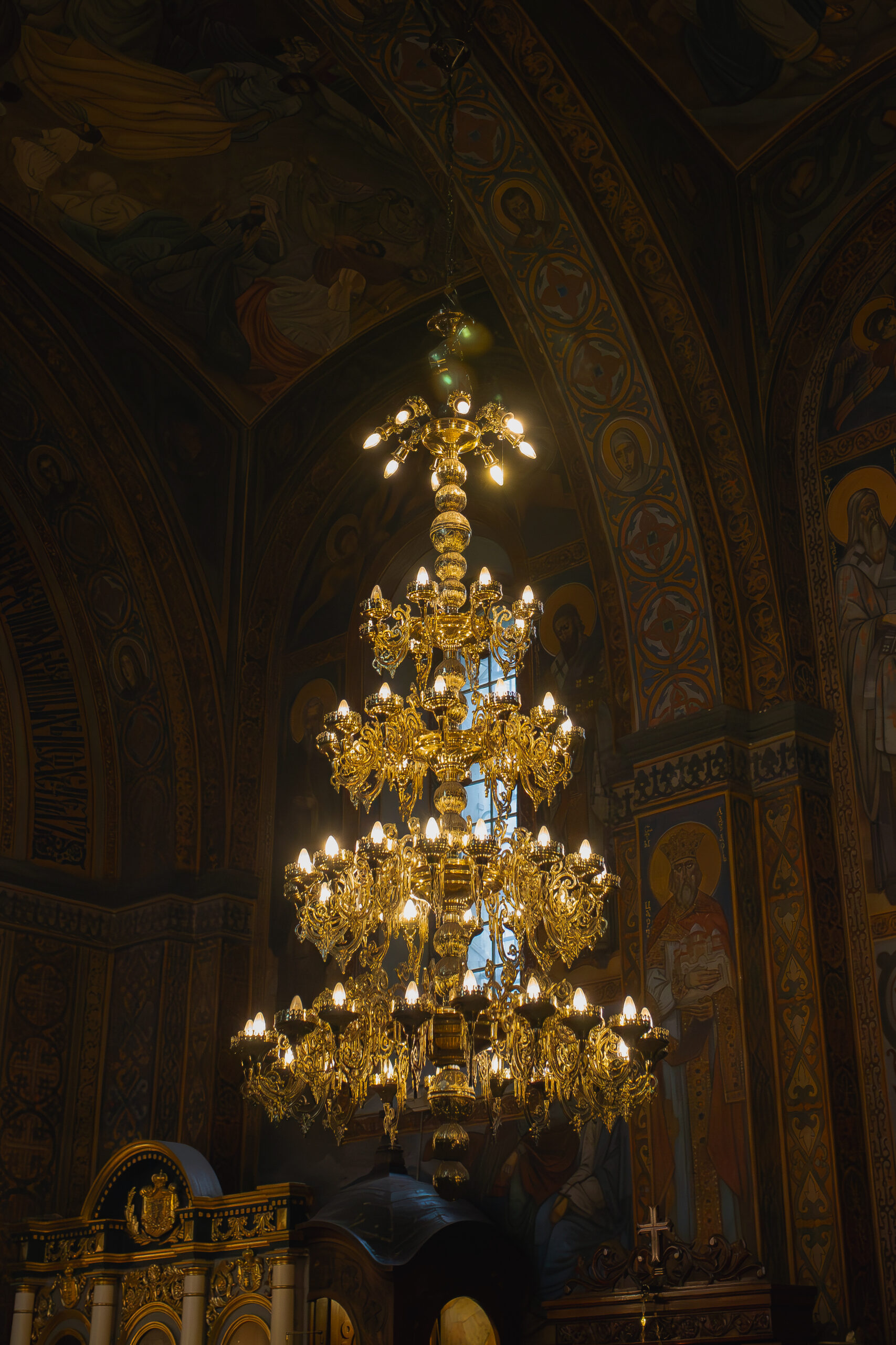 Veliki zlatni luster u enterijeru Vaznesenjske crkve u Beogradu, detalj pravoslavne crkve tokom crkvenog venčanja