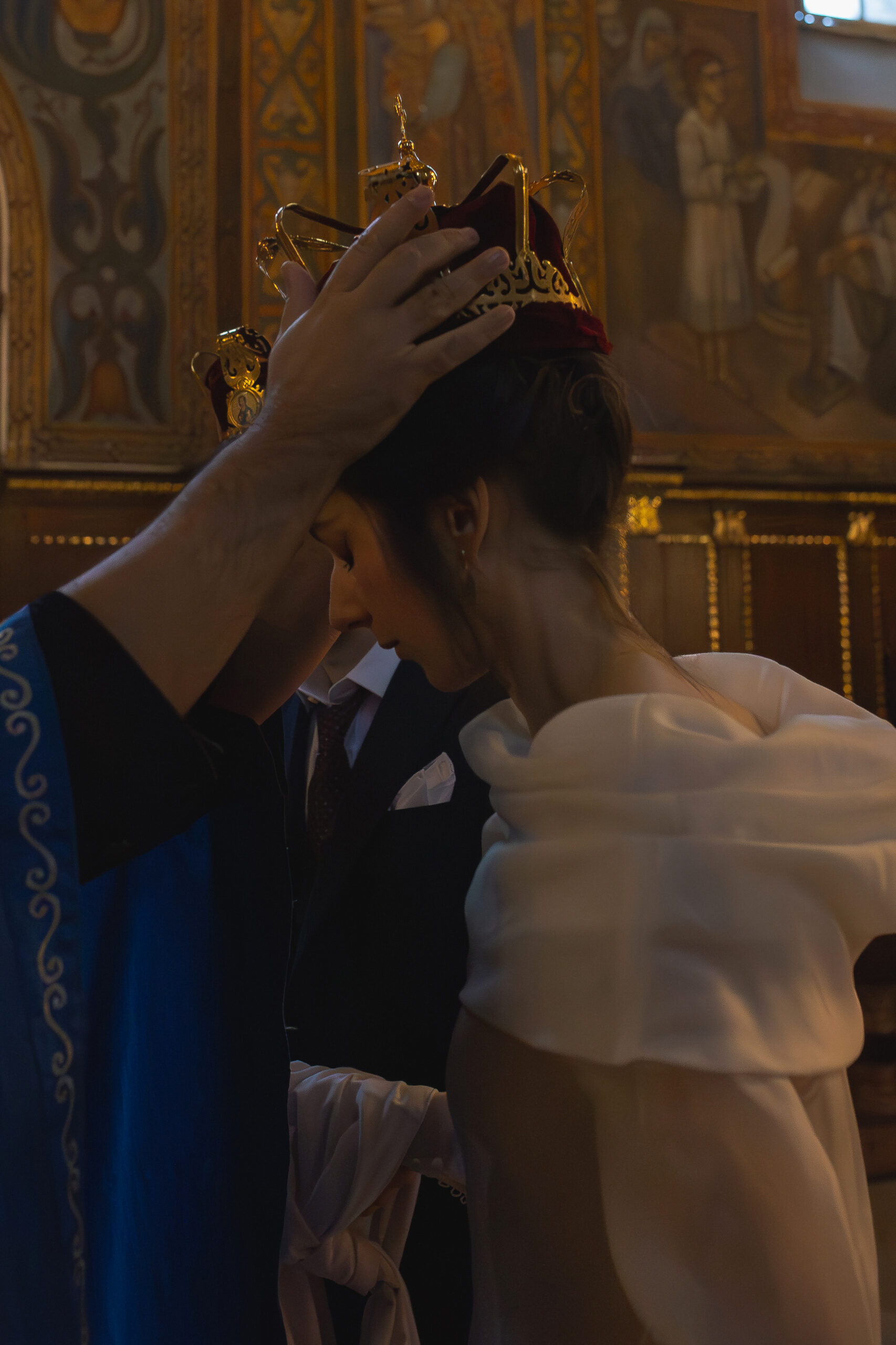 Čin krunisanja mlade tokom pravoslavnog crkvenog venčanja u Vaznesenjskoj crkvi u Beogradu, emotivan trenutak ceremonije
