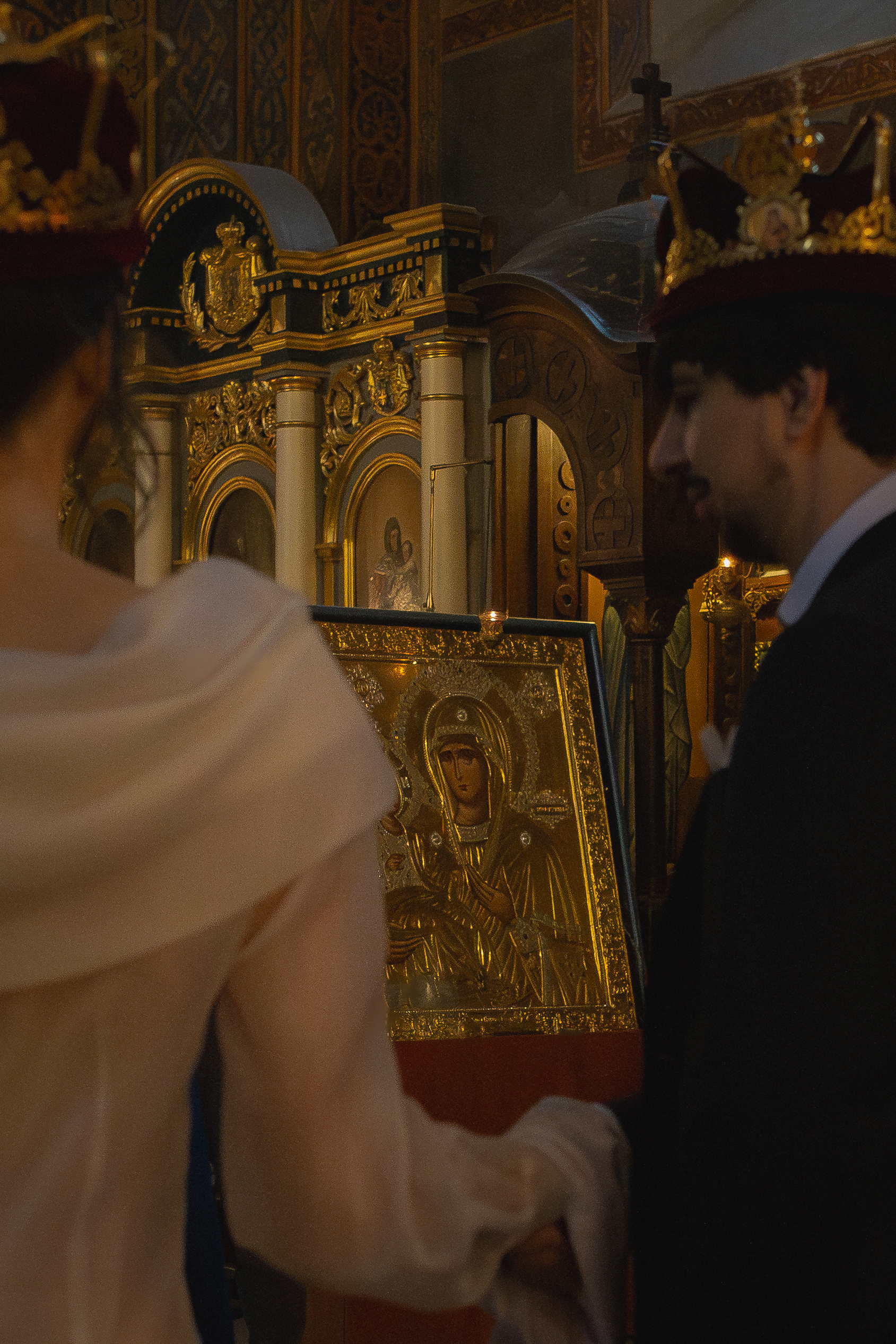 Mlada i mladoženja ispred ikone Bogorodice tokom crkvenog venčanja u Vaznesenjskoj crkvi u Beogradu, pravoslavna ceremonija