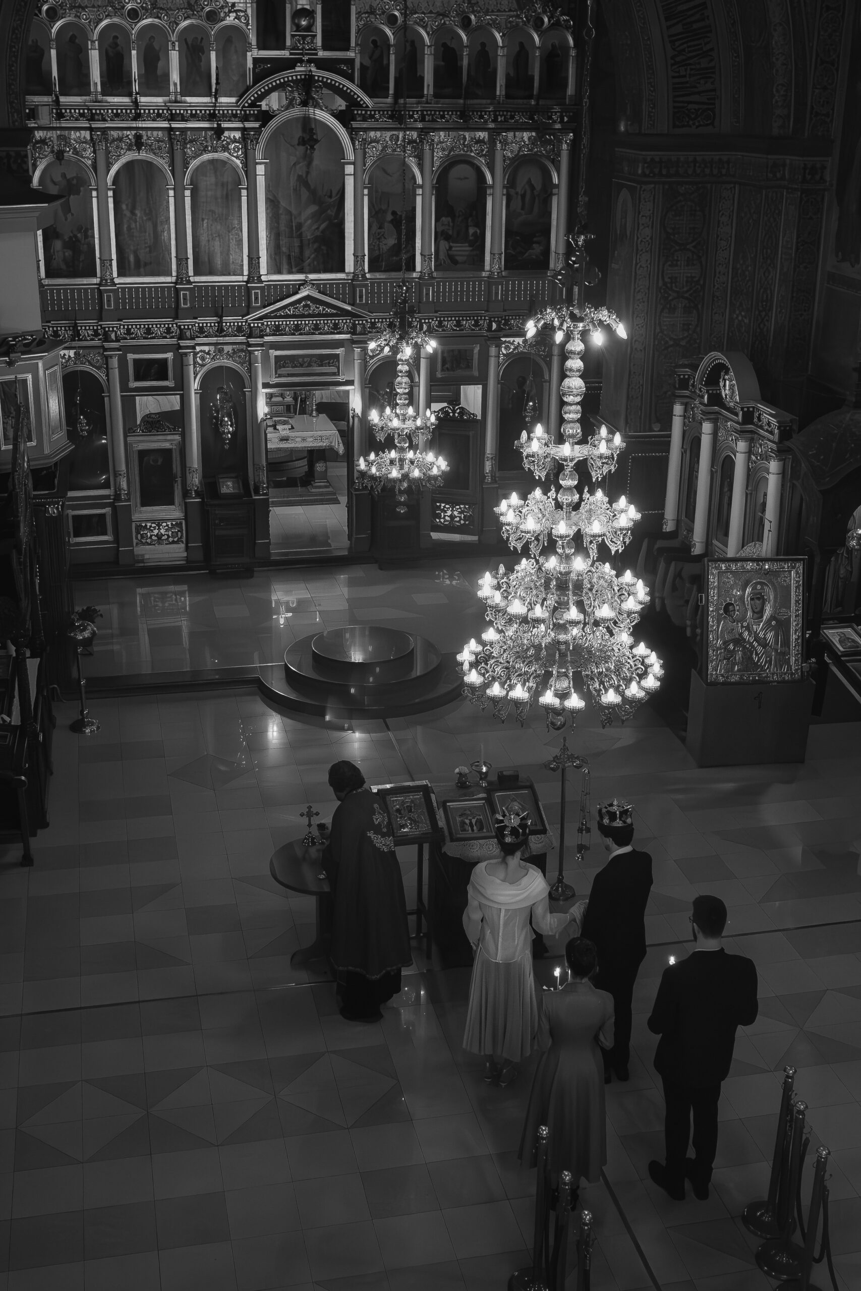 Pogled odozgo na crkveno venčanje u Vaznesenjskoj crkvi u Beogradu, mlada i mladoženja pred oltarom uz sveštenika i svedoke