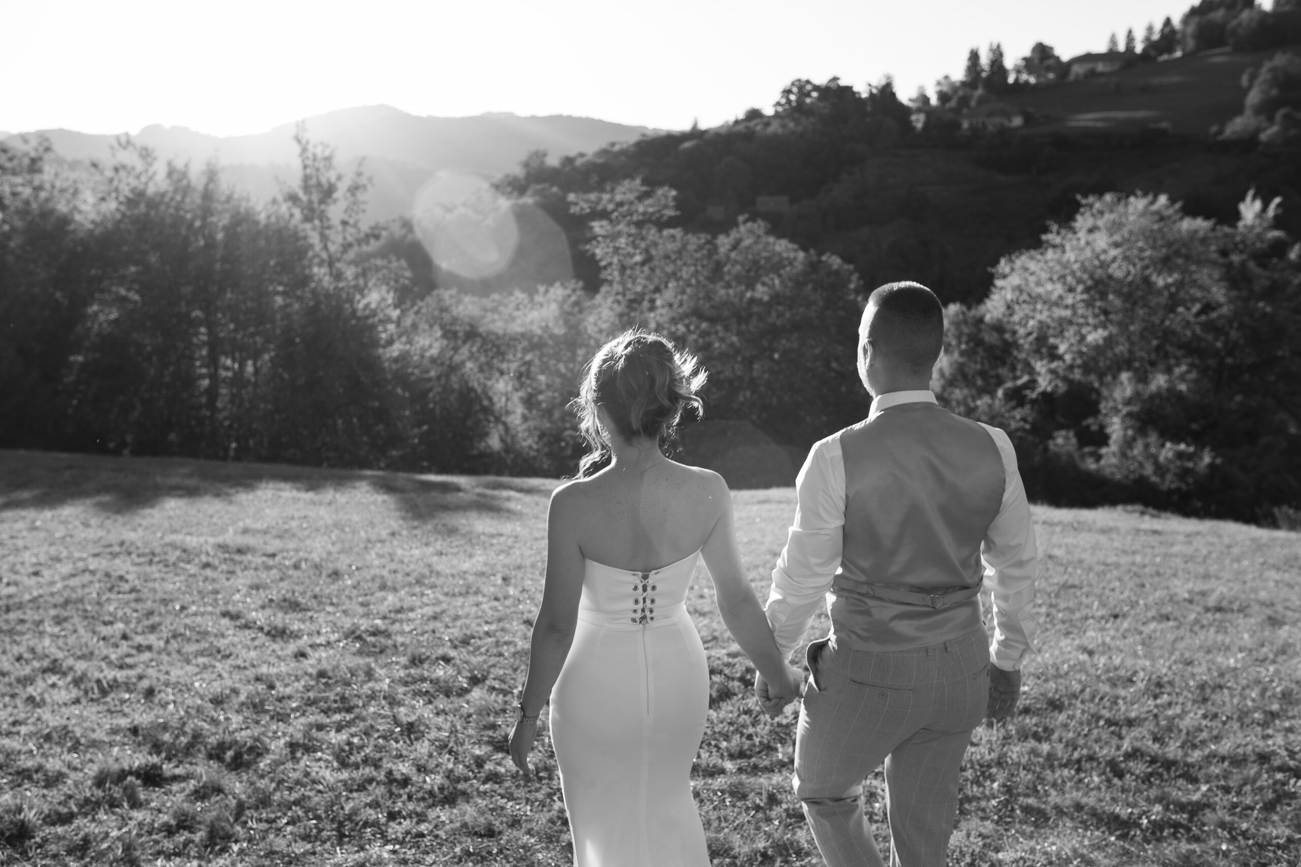 Crno-bela wedding fotografija mladenaca u šetnji prirodom Kosmaja