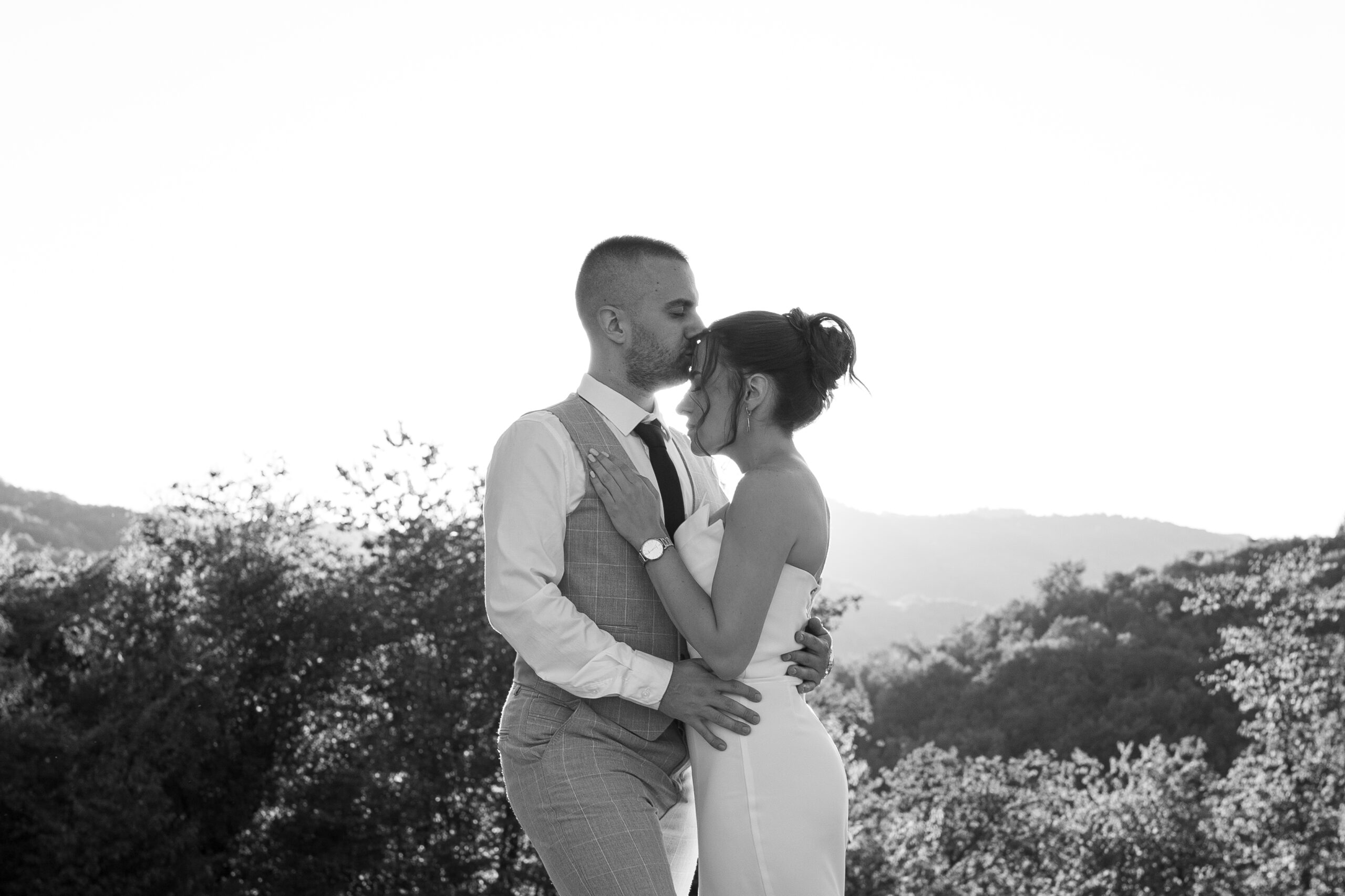 Intiman zagrljaj mladenaca na Kosmaju, crno-bela wedding fotografija u prirodi