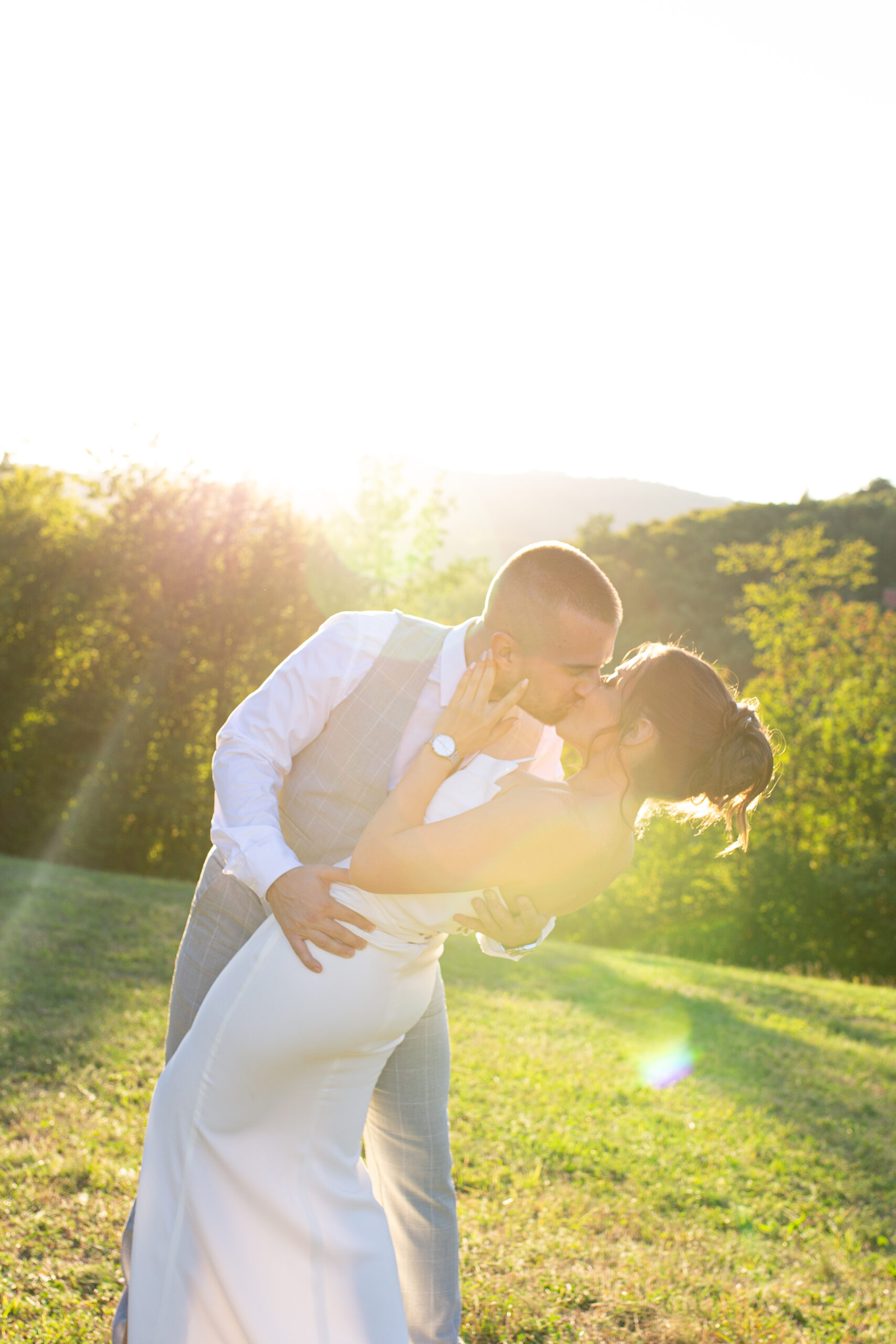 Poljubac mladenaca u zalasku sunca na Kosmaju, romantična venčana fotografija