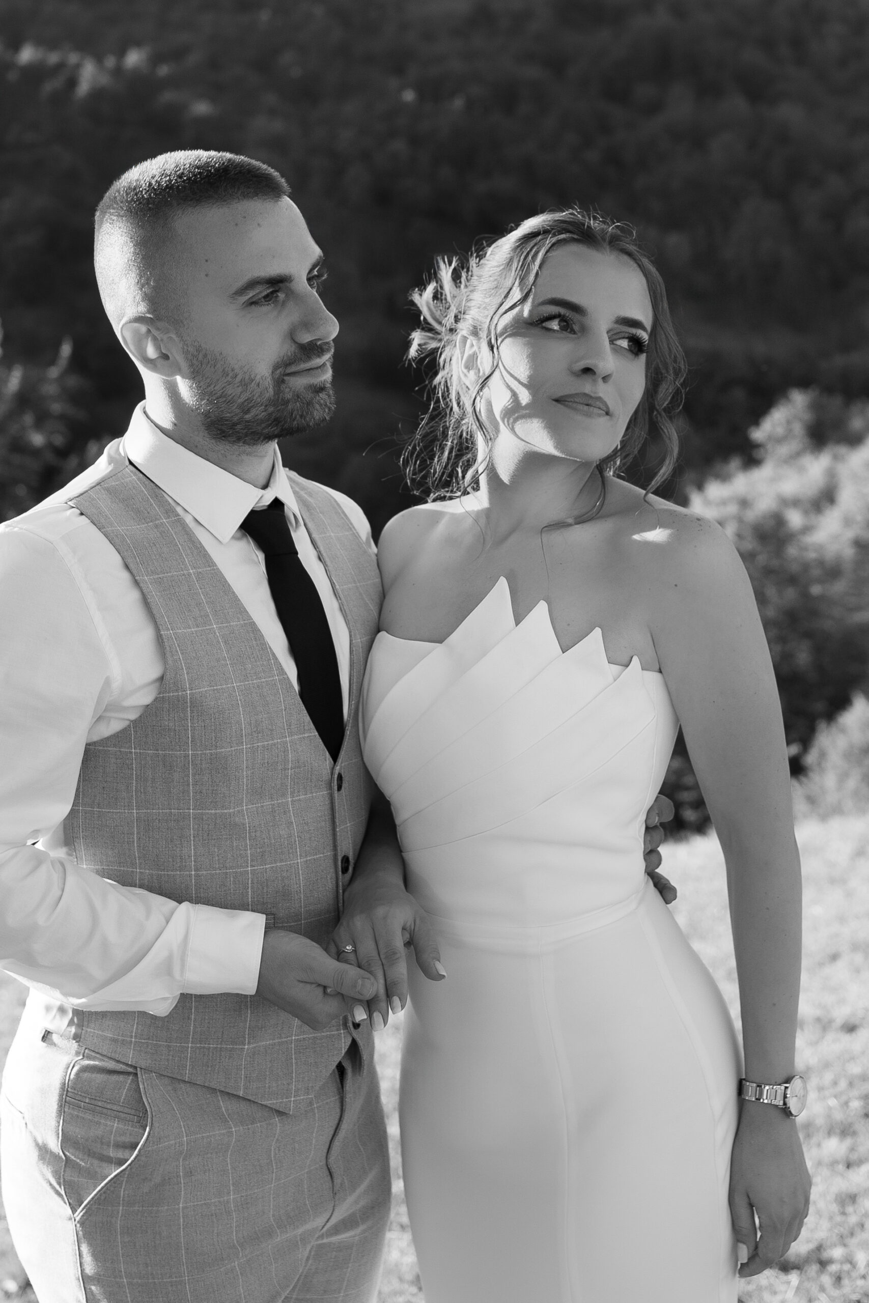 Mladenci na Kosmaju u elegantnom zagrljaju, crno-bela wedding fotografija u prirodi
