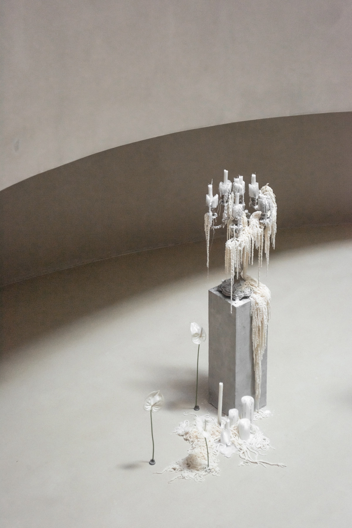 MIJO WEDDINGS blog _ minimalist wedding decor in a modern venue