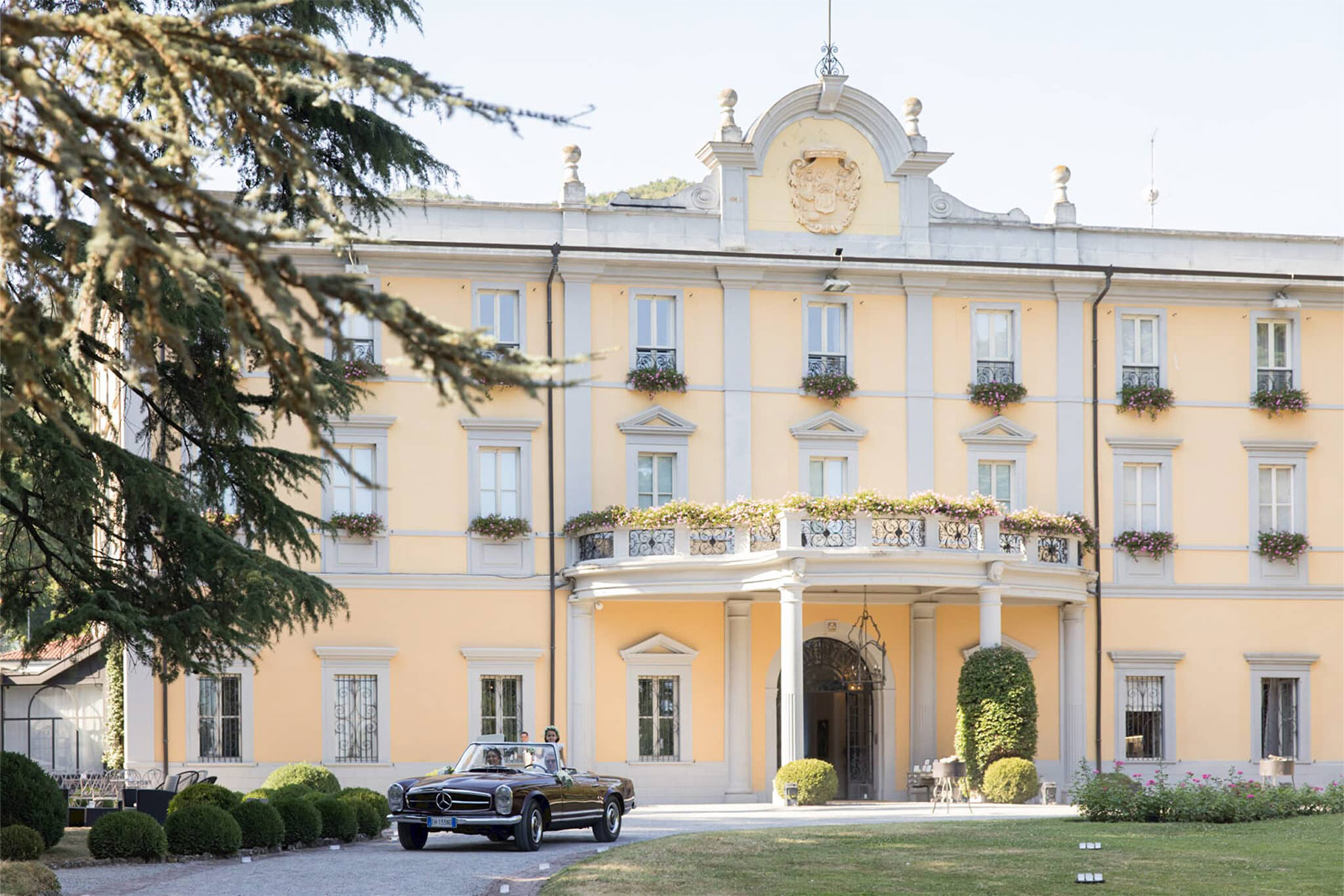 Villa Acquaroli, Bergamo – classic Italian villa façade with a vintage car in front, styled as a sophisticated editorial wedding scene.