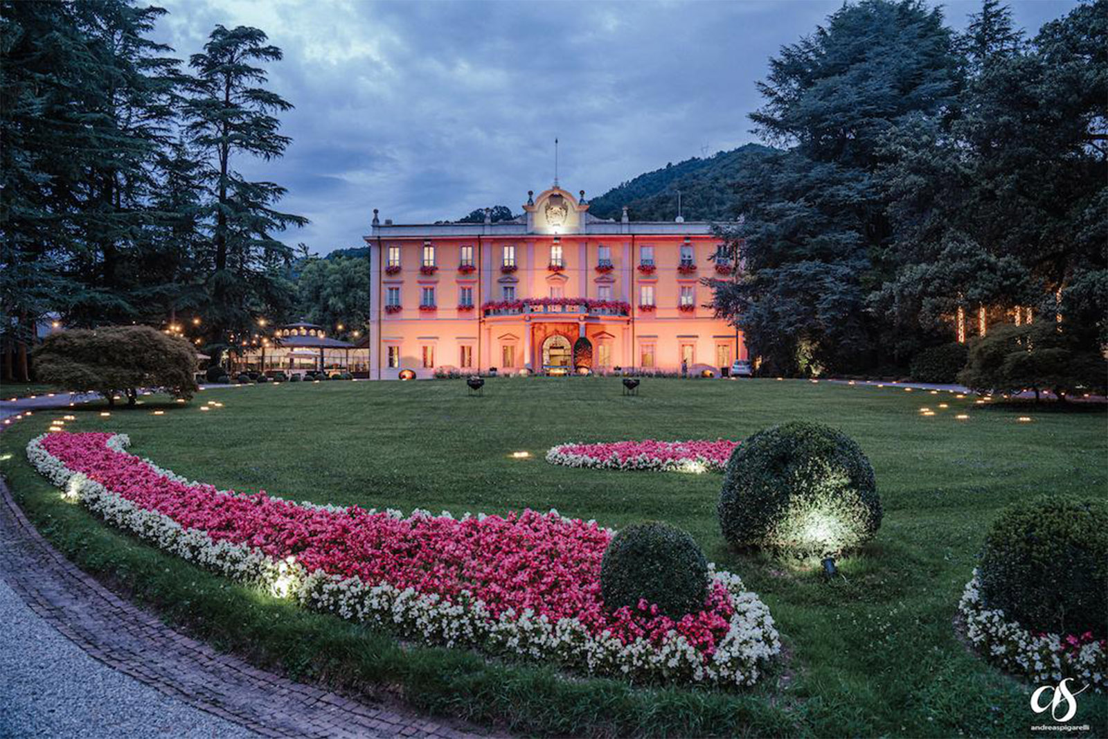 Villa Acquaroli, Bergamo – evening reception setup with illuminated gardens and grand villa backdrop, captured in a luxurious editorial wedding style.